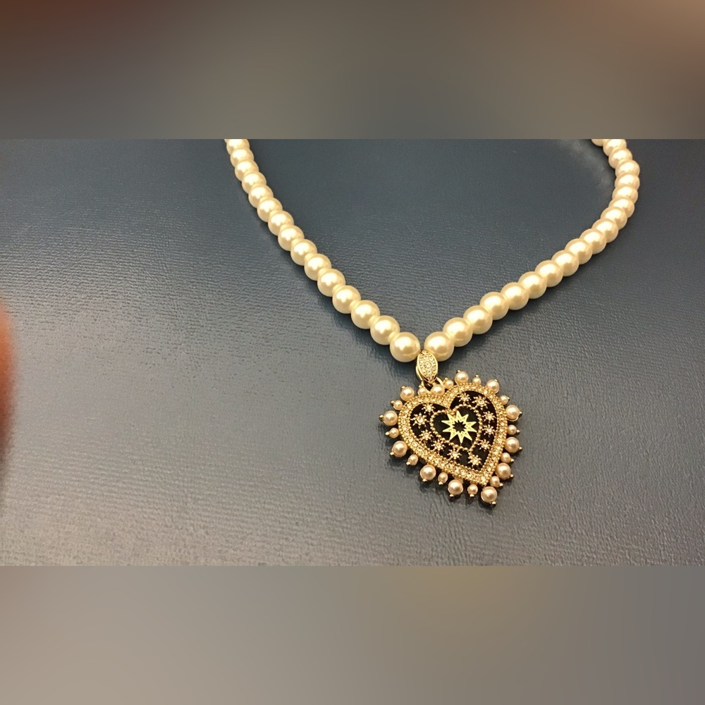 NWOT Beautiful faux pearl and Gold with faux diamonds Necklace